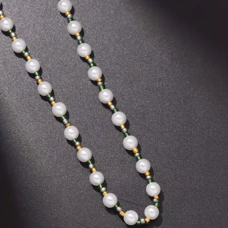 Collana Donna Uomo Perle e Accenti Verdi e Dorati – Lunghezza Regolabile