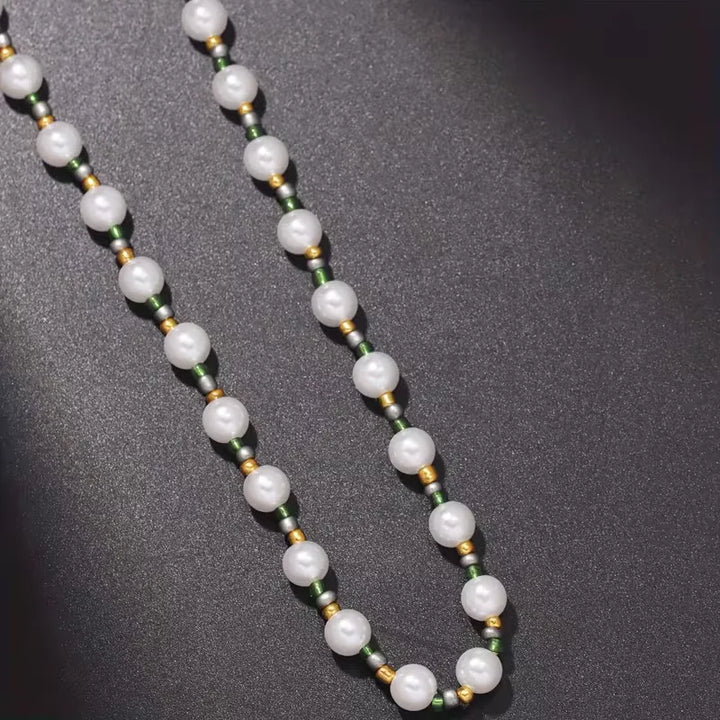 Collana Donna Uomo Perle e Accenti Verdi e Dorati – Lunghezza Regolabile