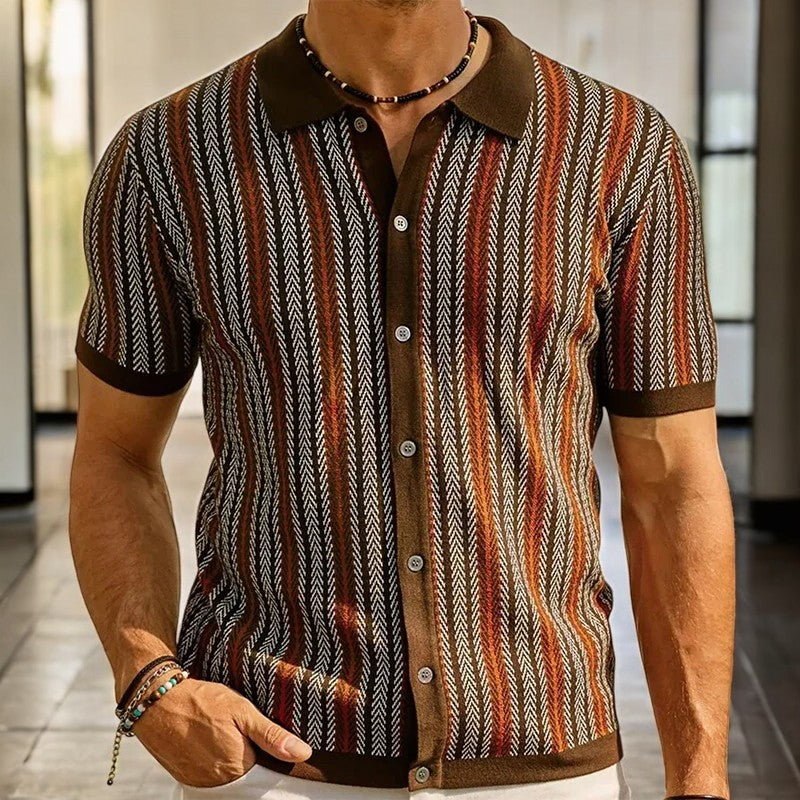 Herren-Polo aus Strick – Chevron-Muster und durchgehende Knopfleiste