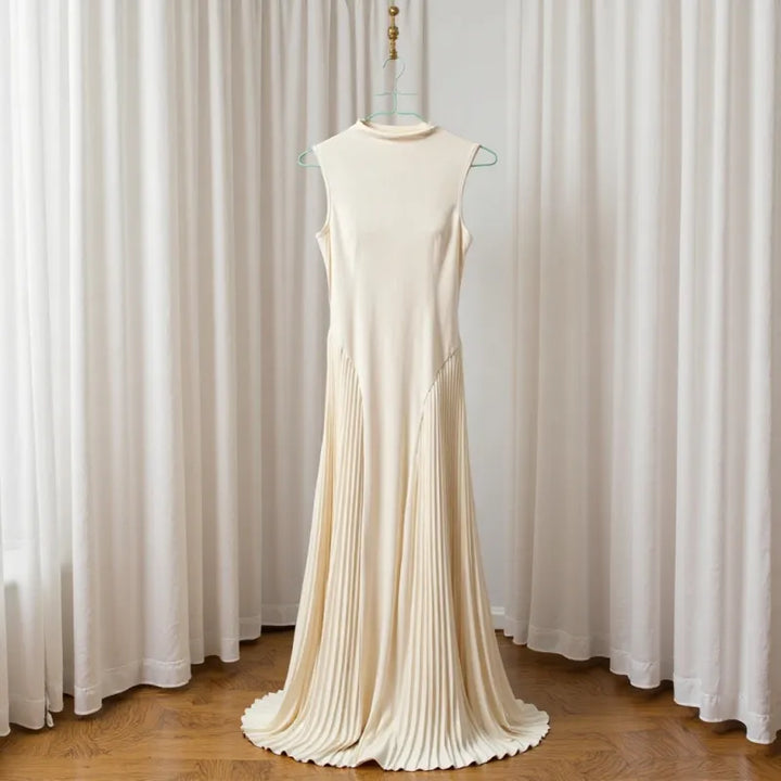 Langes Plissiertes Damenkleid – Figurbetonte Silhouette und fließender Rock
