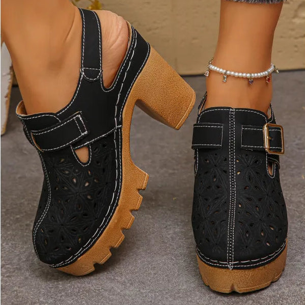 Damen Sandalen mit Blockabsatz und Plateau – Florale Perforationen und Knöchelriemen
