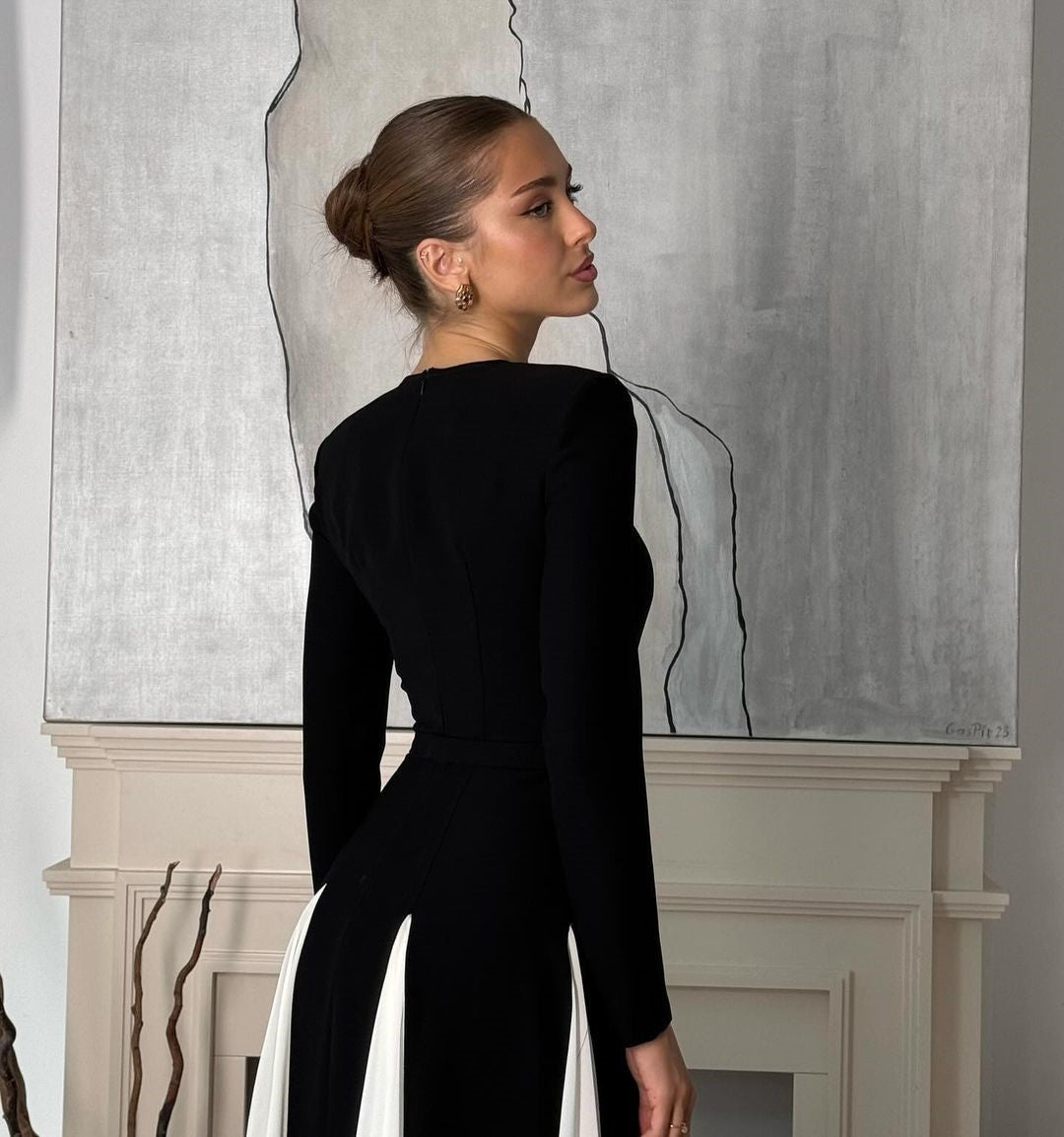 Langes, strukturiertes Damenkleid mit langen Ärmeln – Taillierter Schnitt im Abendstil