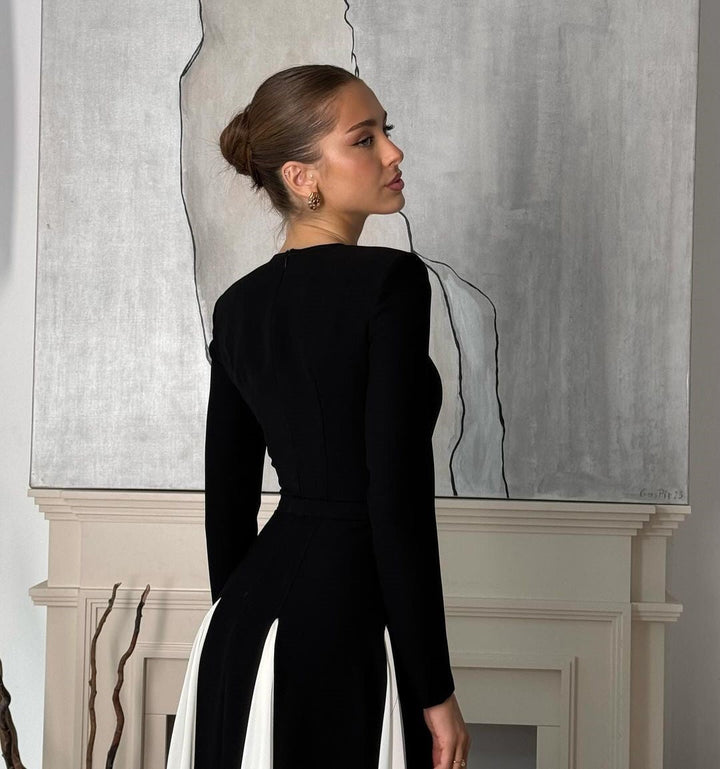 Langes, strukturiertes Damenkleid mit langen Ärmeln – Taillierter Schnitt im Abendstil