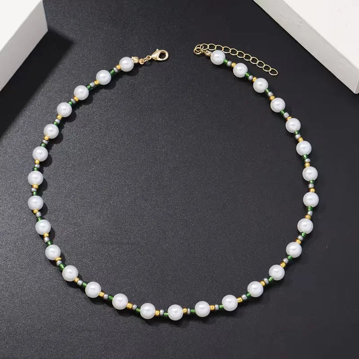 Collana Donna Uomo Perle e Accenti Verdi e Dorati – Lunghezza Regolabile