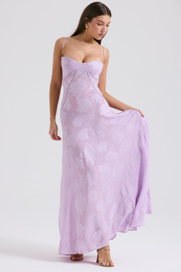 Langes Damenkleid aus floraler Spitze – Feine Träger & Herzausschnitt