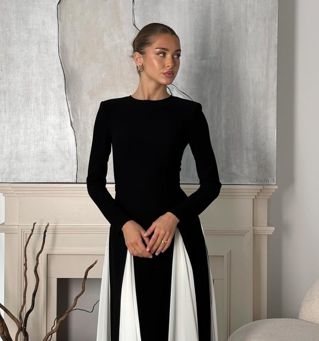 Langes, strukturiertes Damenkleid mit langen Ärmeln – Taillierter Schnitt im Abendstil