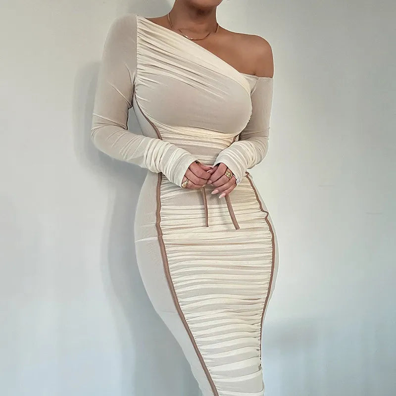Langes Damenkleid Bodycon – Asymmetrischer Ausschnitt, Ein-Schulter-Design, Lange durchsichtige Ärmel
