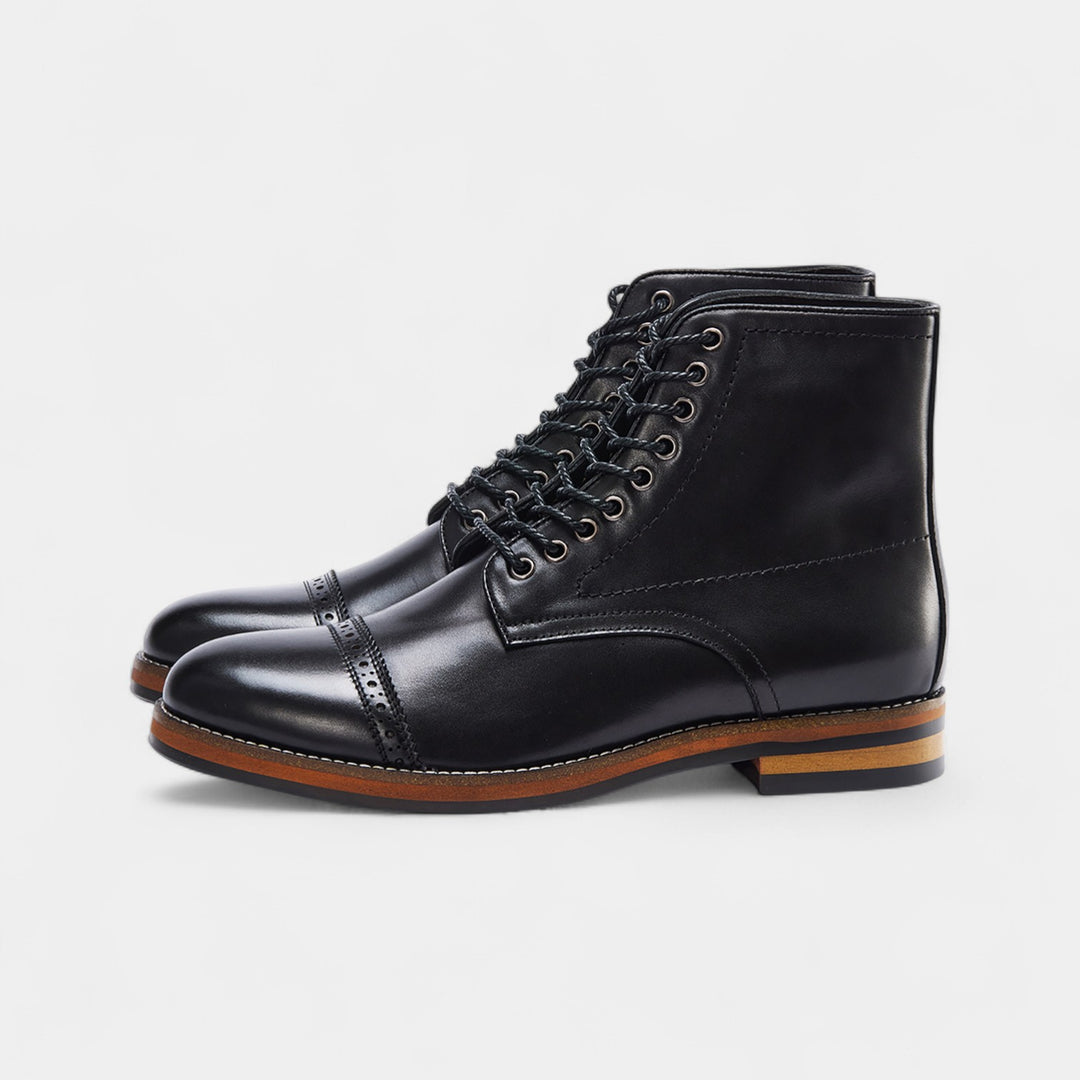 Herrenstiefel aus Leder mit Schnürung – Mittelhoch, runde Spitze, strukturierter Schnitt