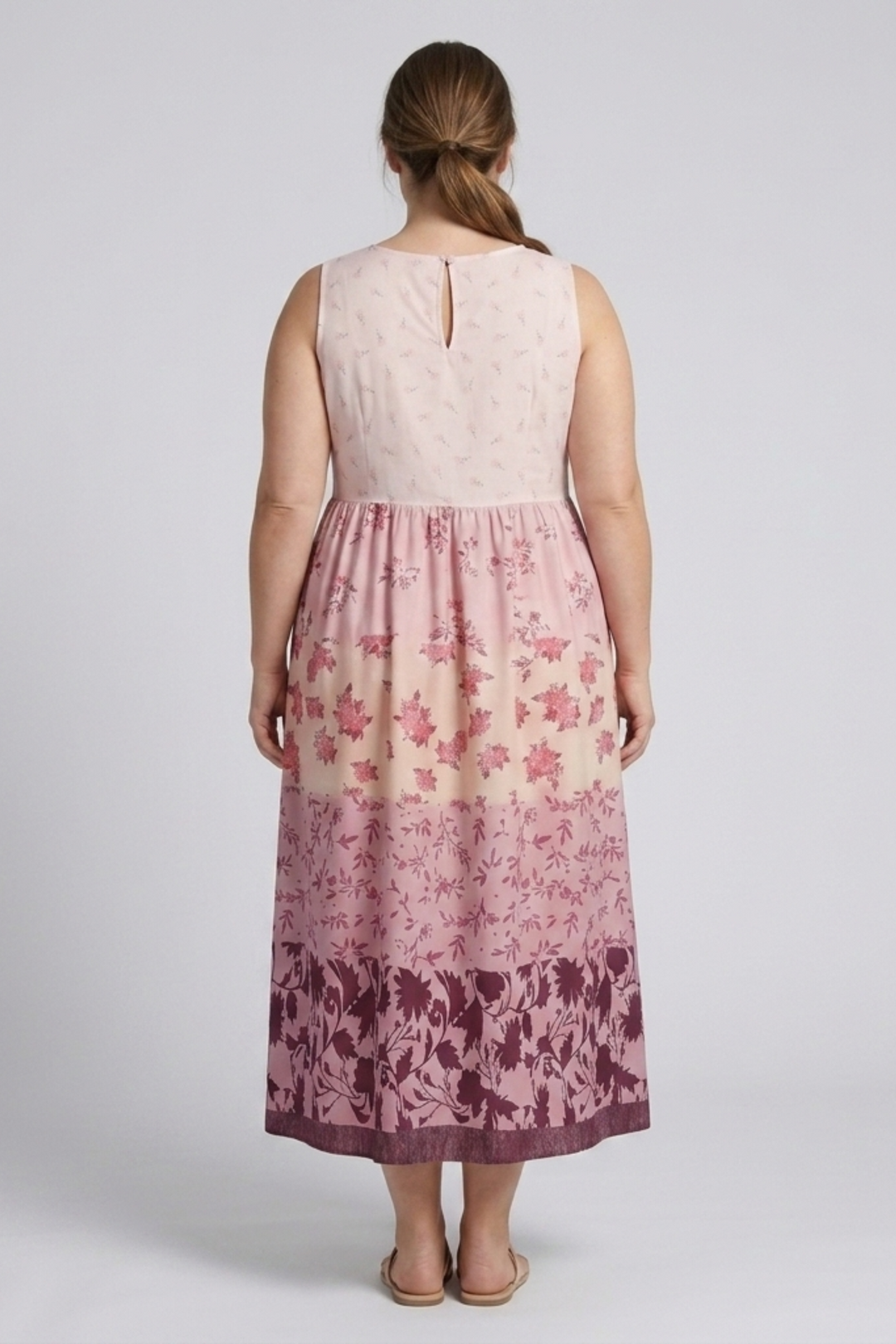 Langes Damenkleid mit Blumenmuster – Weite, ärmellose Passform