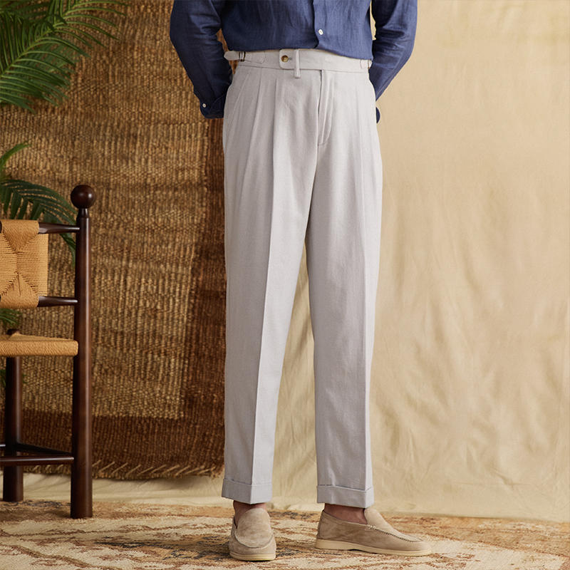 Herrenhose mit hoher Taille, geradem Schnitt und Bügelfalten – leichter, fließender Stoff