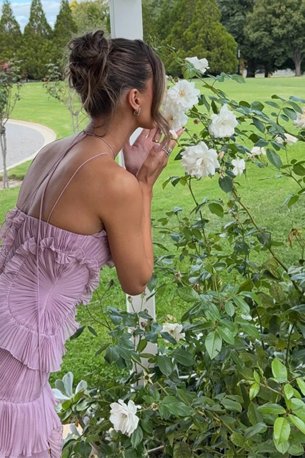 Langes Damenkleid mit Rückenausschnitt und Neckholder – Asymmetrische Volants