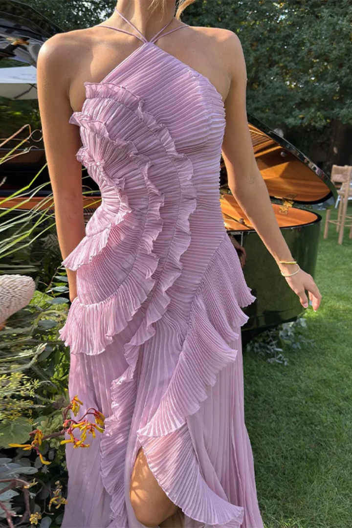 Langes Damenkleid mit Rückenausschnitt und Neckholder – Asymmetrische Volants