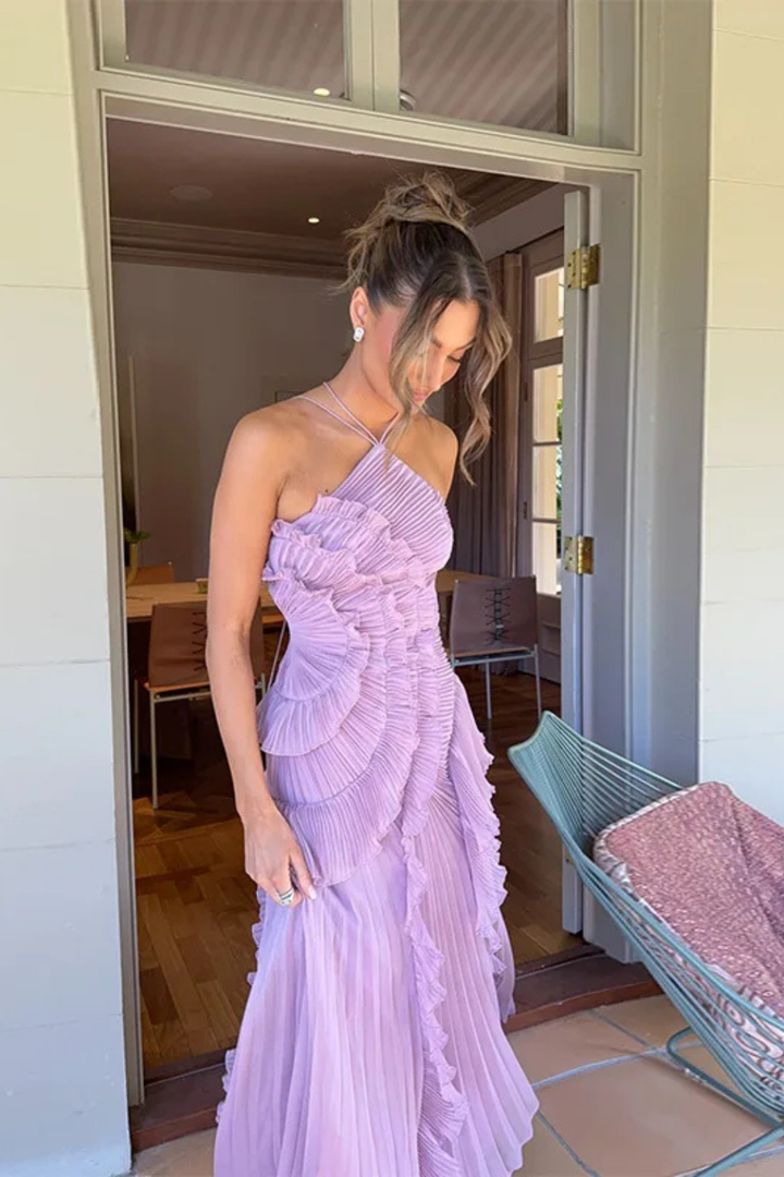 Langes Damenkleid mit Rückenausschnitt und Neckholder – Asymmetrische Volants