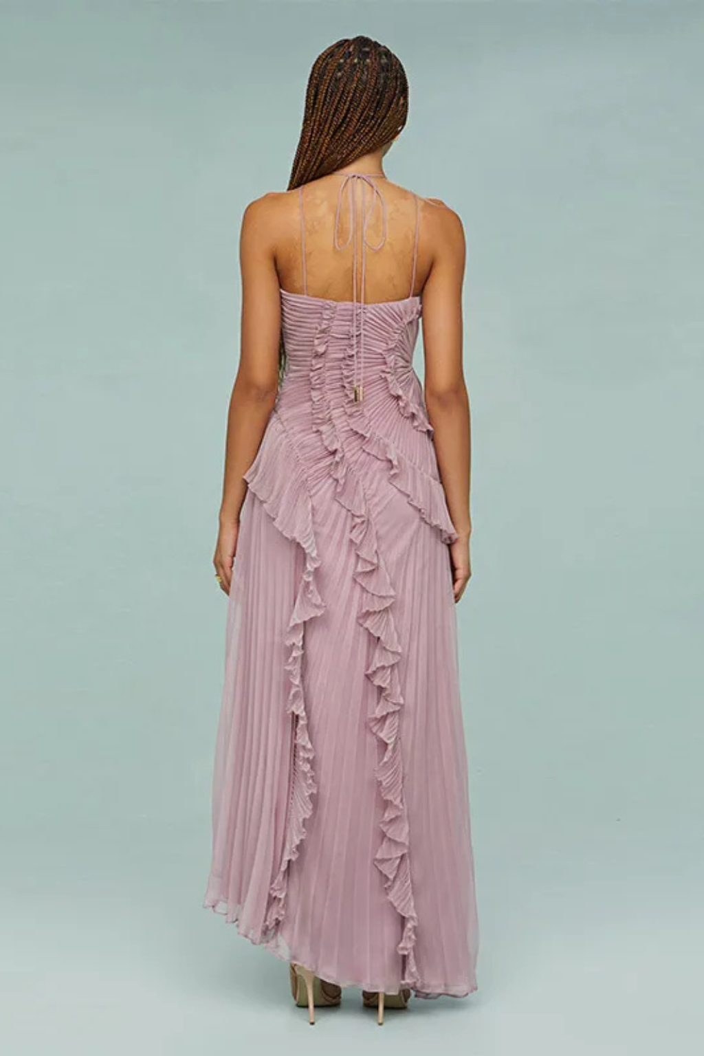 Langes Damenkleid mit Rückenausschnitt und Neckholder – Asymmetrische Volants