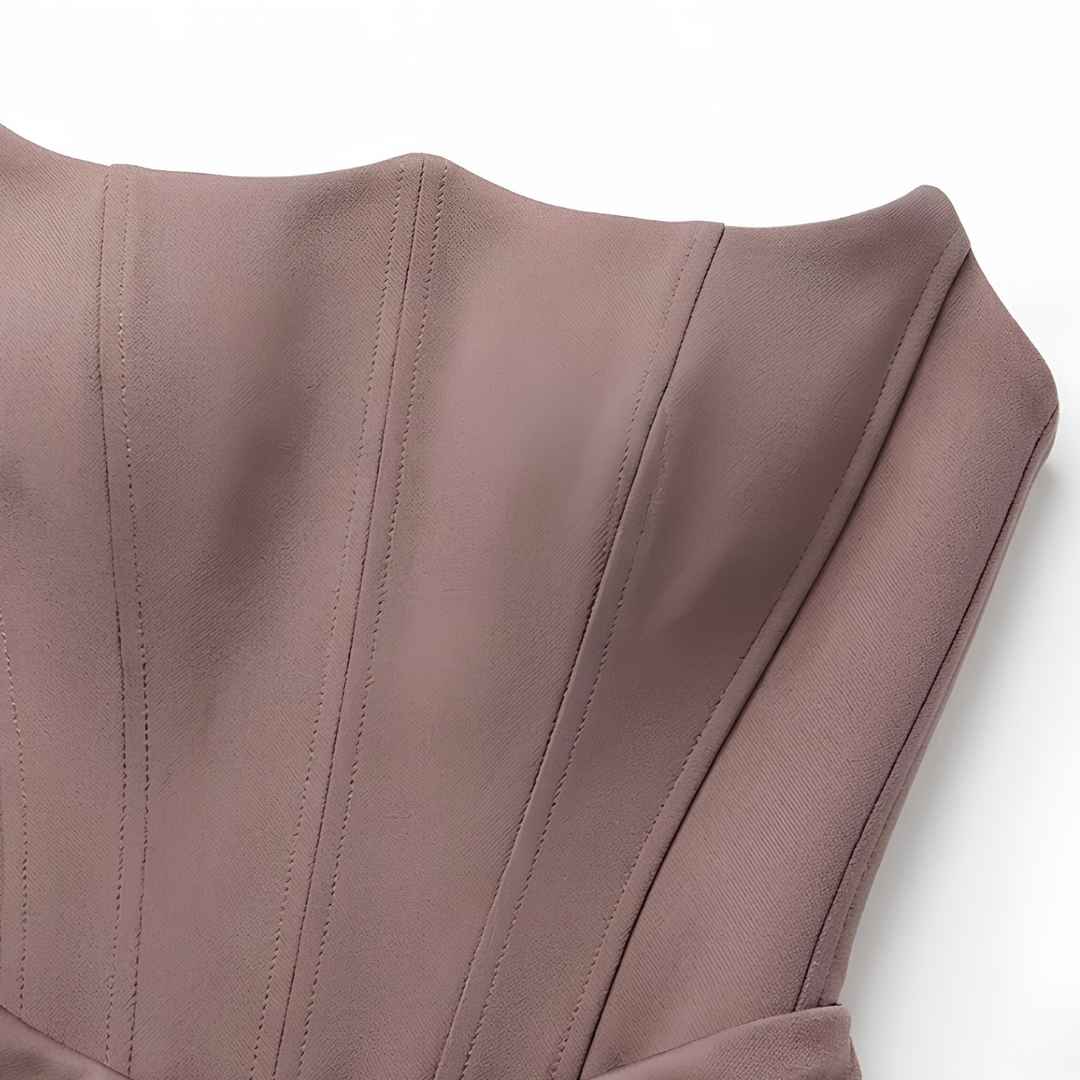 Langes Damenkleid mit eng anliegendem Bustier – Strukturierte Rüschen