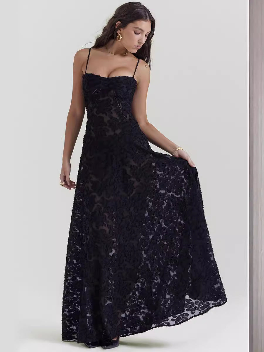 Langes Damenkleid aus floraler Spitze – Feine Träger & Herzausschnitt