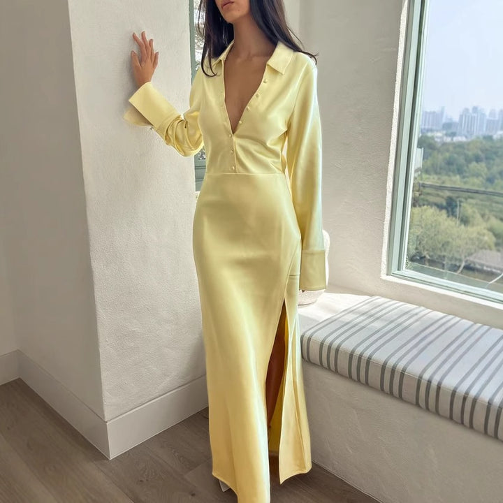 Abito da donna in raso a maniche lunghe – Spacco e elegante