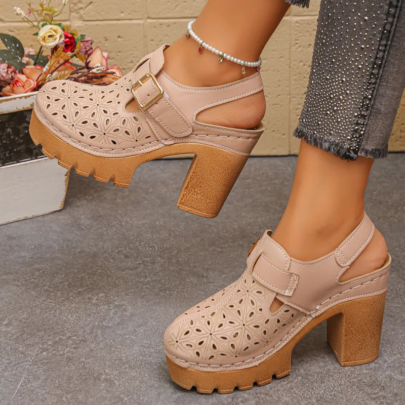 Damen Sandalen mit Blockabsatz und Plateau – Florale Perforationen und Knöchelriemen