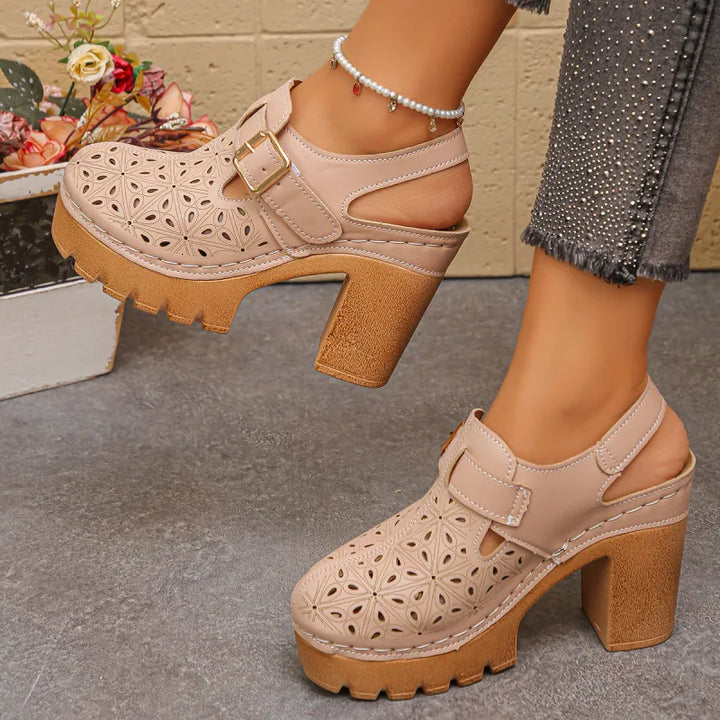 Damen Sandalen mit Blockabsatz und Plateau – Florale Perforationen und Knöchelriemen
