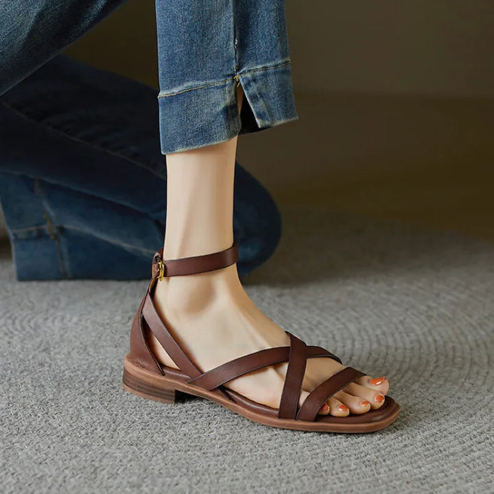 Flache Damensandalen – Gekreuzte Riemen und Knöchelriemen mit Schnalle