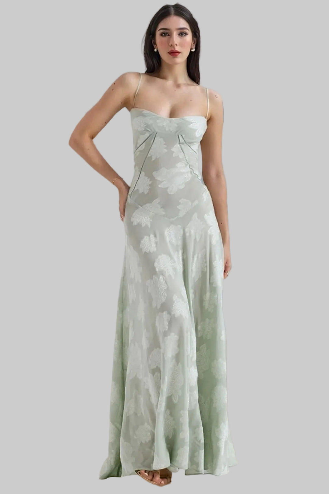 Langes Damenkleid aus floraler Spitze – Feine Träger & Herzausschnitt