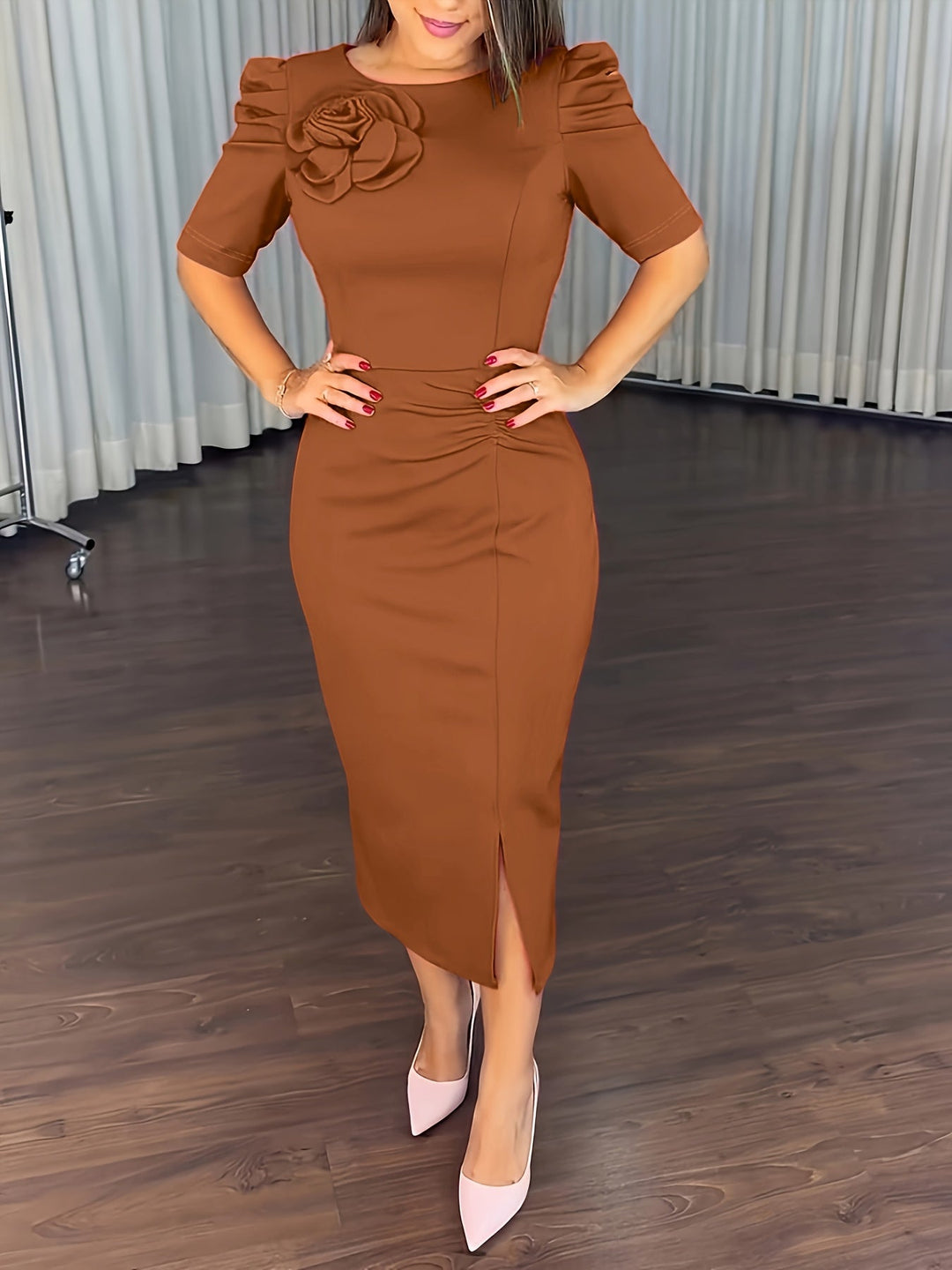 Vestito Midi Donna Attillato – Maniche a Sbuffo e Dettaglio Floreale in Rilievo