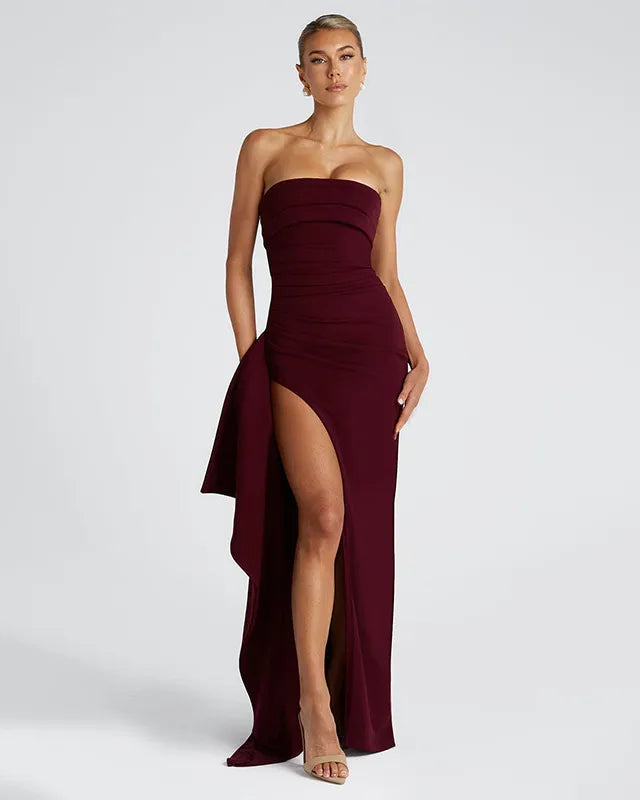 Langes Damenkleid ohne Träger – hoher Schlitz und asymmetrisches Drapé