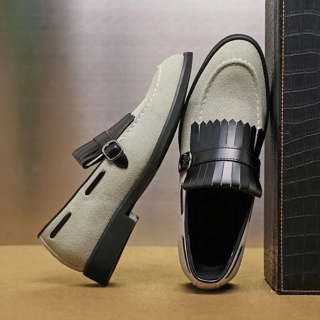 Mocassini da uomo con nappine – tomaia morbida testurizzata e dettaglio monk strap