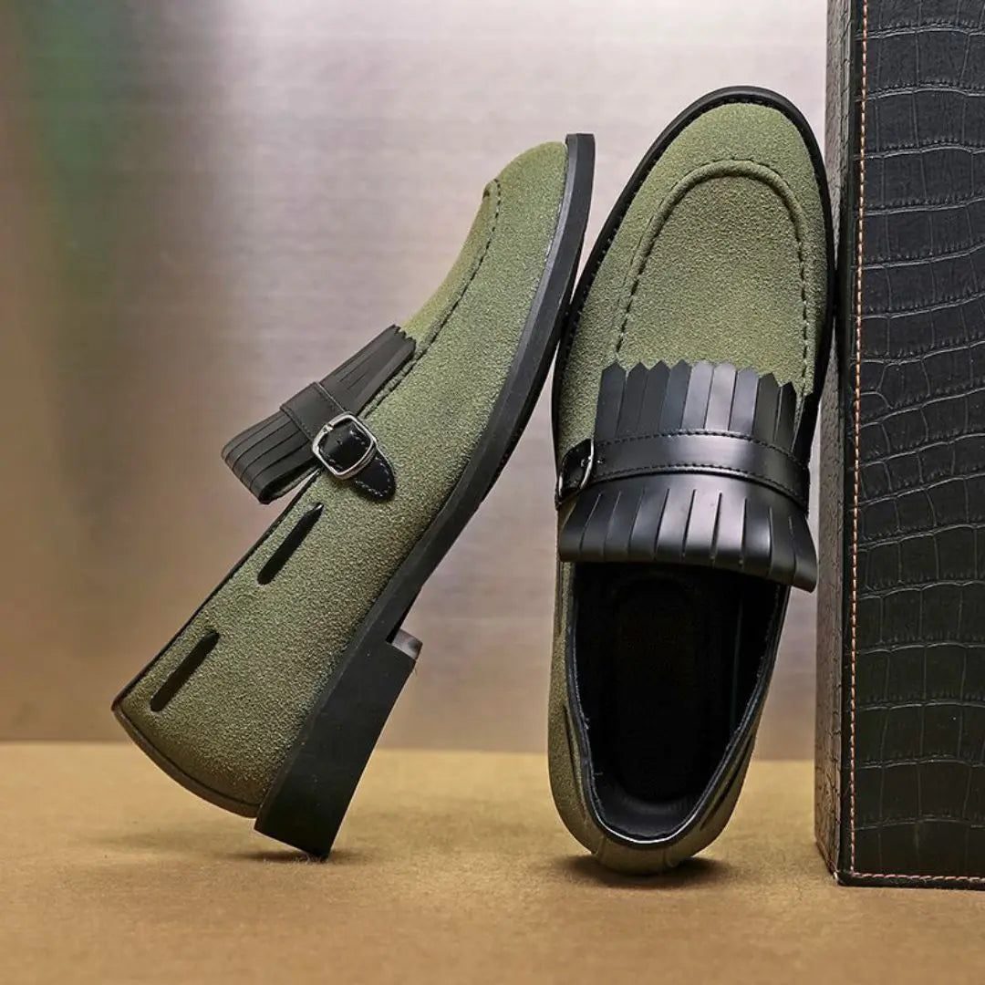 Mocassini da uomo con nappine – tomaia morbida testurizzata e dettaglio monk strap
