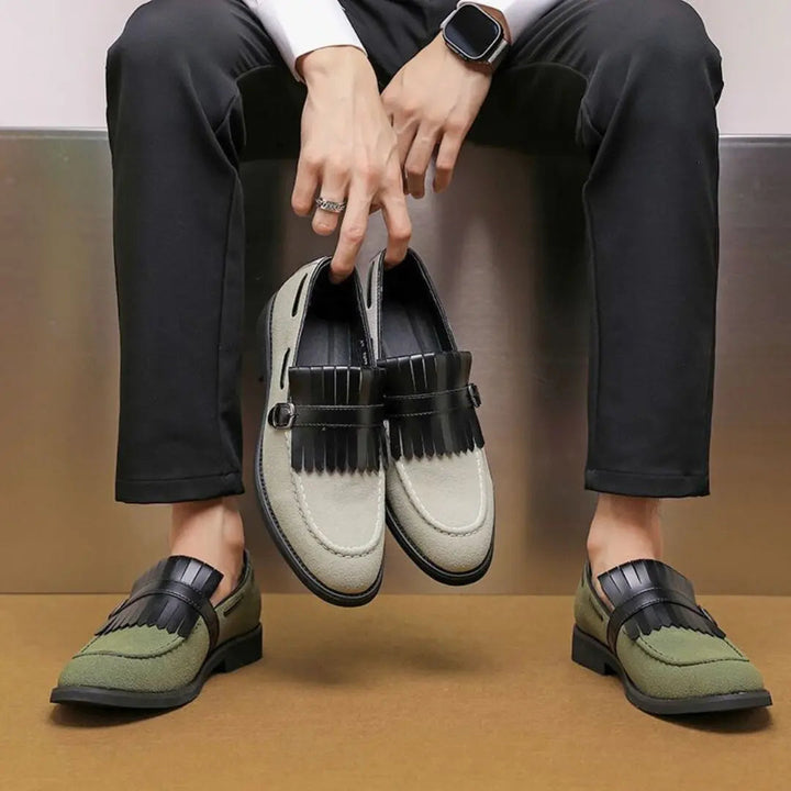 Mocassini da uomo con nappine – tomaia morbida testurizzata e dettaglio monk strap
