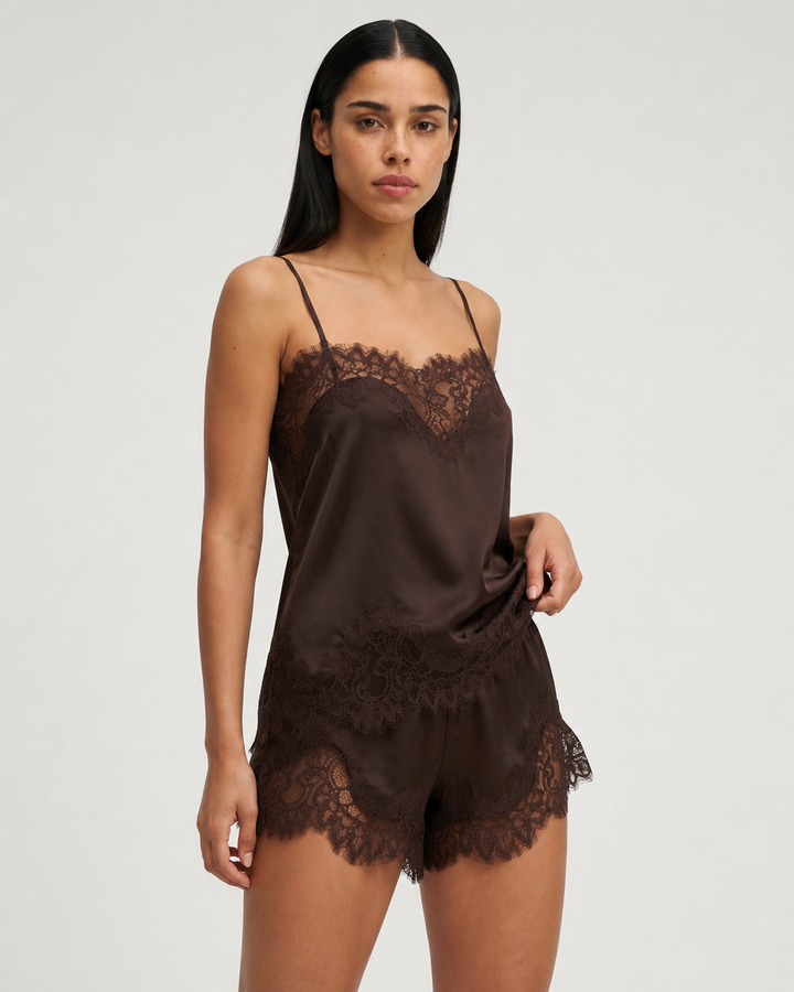 Completo Donna Canottiera e Pantaloncini in Pizzo – Tessuto Fluido e Leggero
