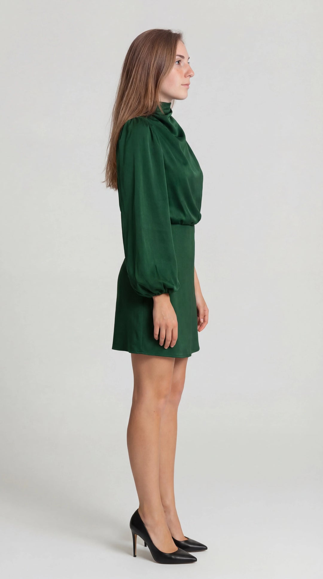 Damen Mini-Satin-Kleid mit einer Schulter – Drapiertes Oberteil, Eleganter Schnitt, Fließender Ärmel