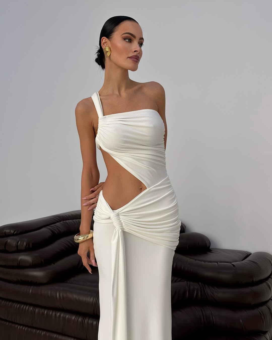 Abito da donna plissettato a taglio slim – silhouette elegante con arricciature