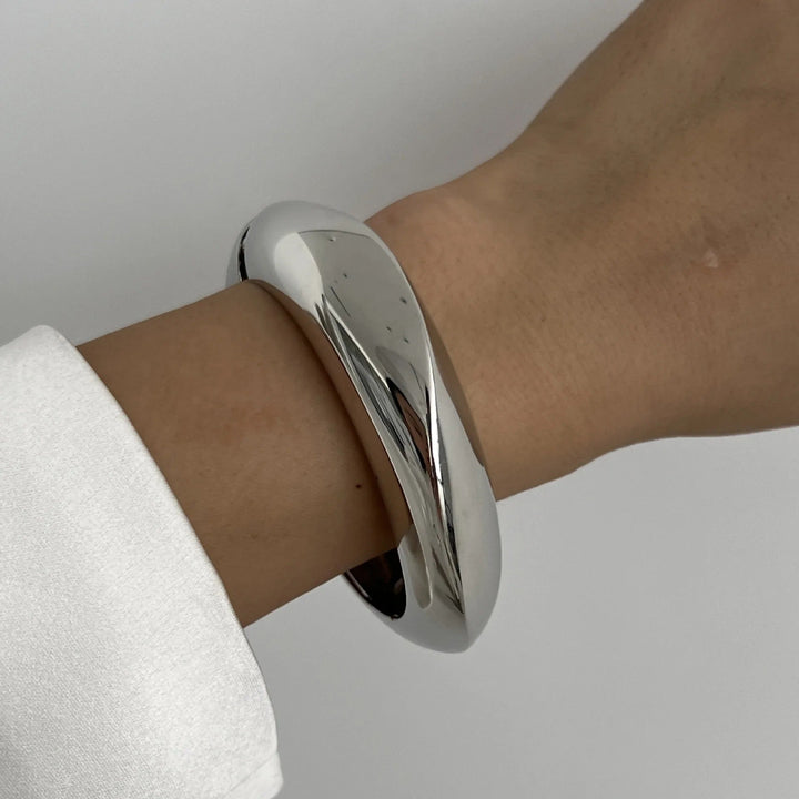 Damen Skulpturaler Metall-Armreif – Gelenkarmband mit Sicherem Verschluss