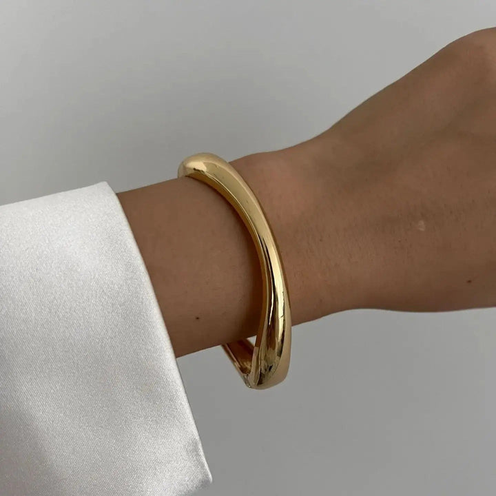 Damen Skulpturaler Metall-Armreif – Gelenkarmband mit Sicherem Verschluss