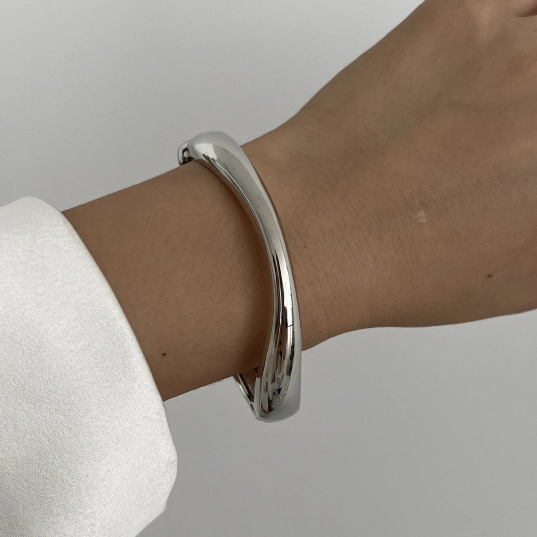 Damen Skulpturaler Metall-Armreif – Gelenkarmband mit Sicherem Verschluss