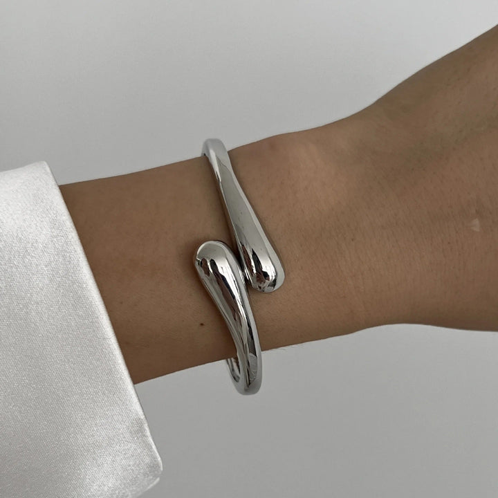 Damen Skulpturaler Metall-Armreif – Gelenkarmband mit Sicherem Verschluss