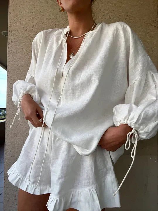 Damen-Entspannungsset aus Baumwolle – Bluse mit gebundenen Ärmeln & Volant-Shorts