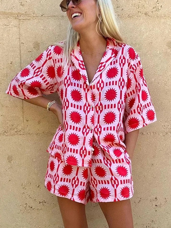 Dame sæt med geometrisk print skjorte og shorts – afslappet pasform