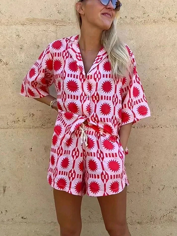 Dame sæt med geometrisk print skjorte og shorts – afslappet pasform