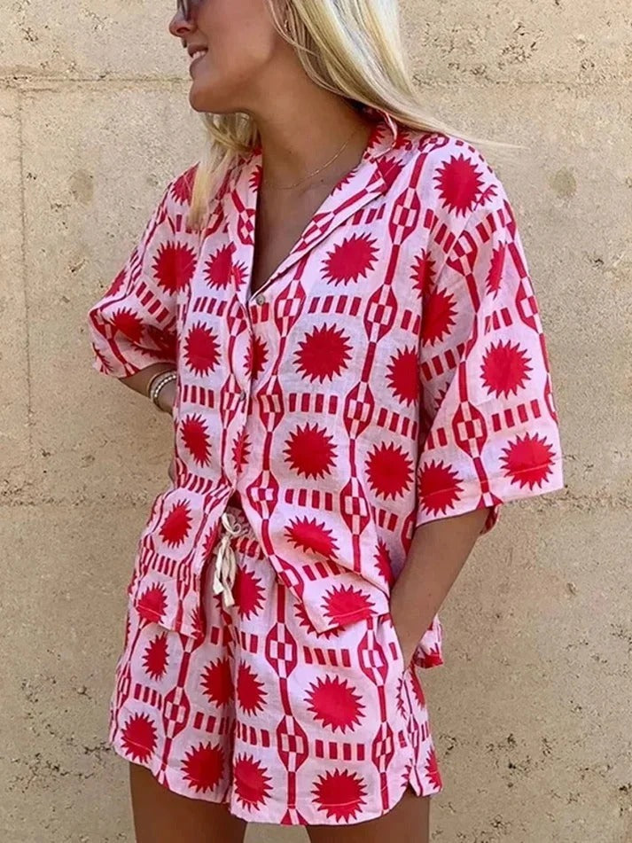 Dame sæt med geometrisk print skjorte og shorts – afslappet pasform