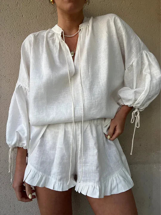 Damen-Entspannungsset aus Baumwolle – Bluse mit gebundenen Ärmeln & Volant-Shorts