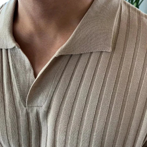 Herren-Poloshirt aus Rippstrick – V-Ausschnitt Detail, kurze Ärmel