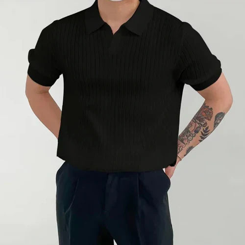 Herren-Poloshirt aus Rippstrick – V-Ausschnitt Detail, kurze Ärmel