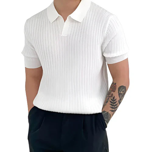 Herren-Poloshirt aus Rippstrick – V-Ausschnitt Detail, kurze Ärmel