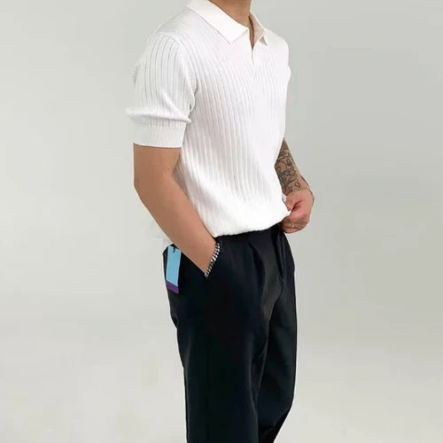 Herren-Poloshirt aus Rippstrick – V-Ausschnitt Detail, kurze Ärmel