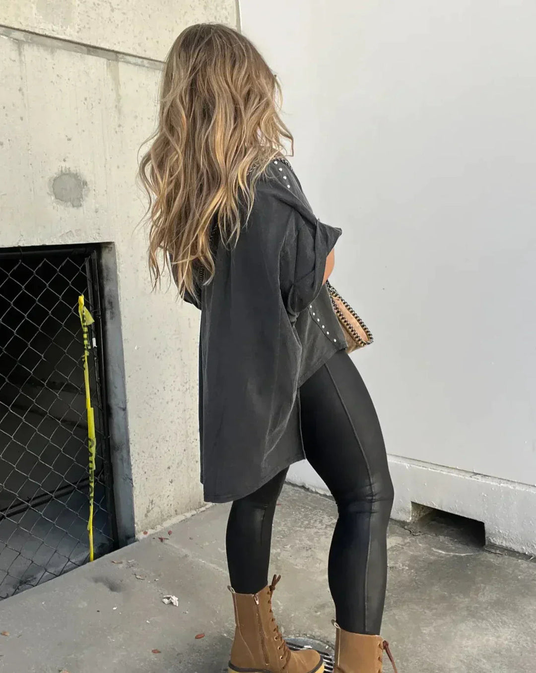 T-Shirt Femme Oversize Orné de Clous – Coupe Boyfriend Décontractée