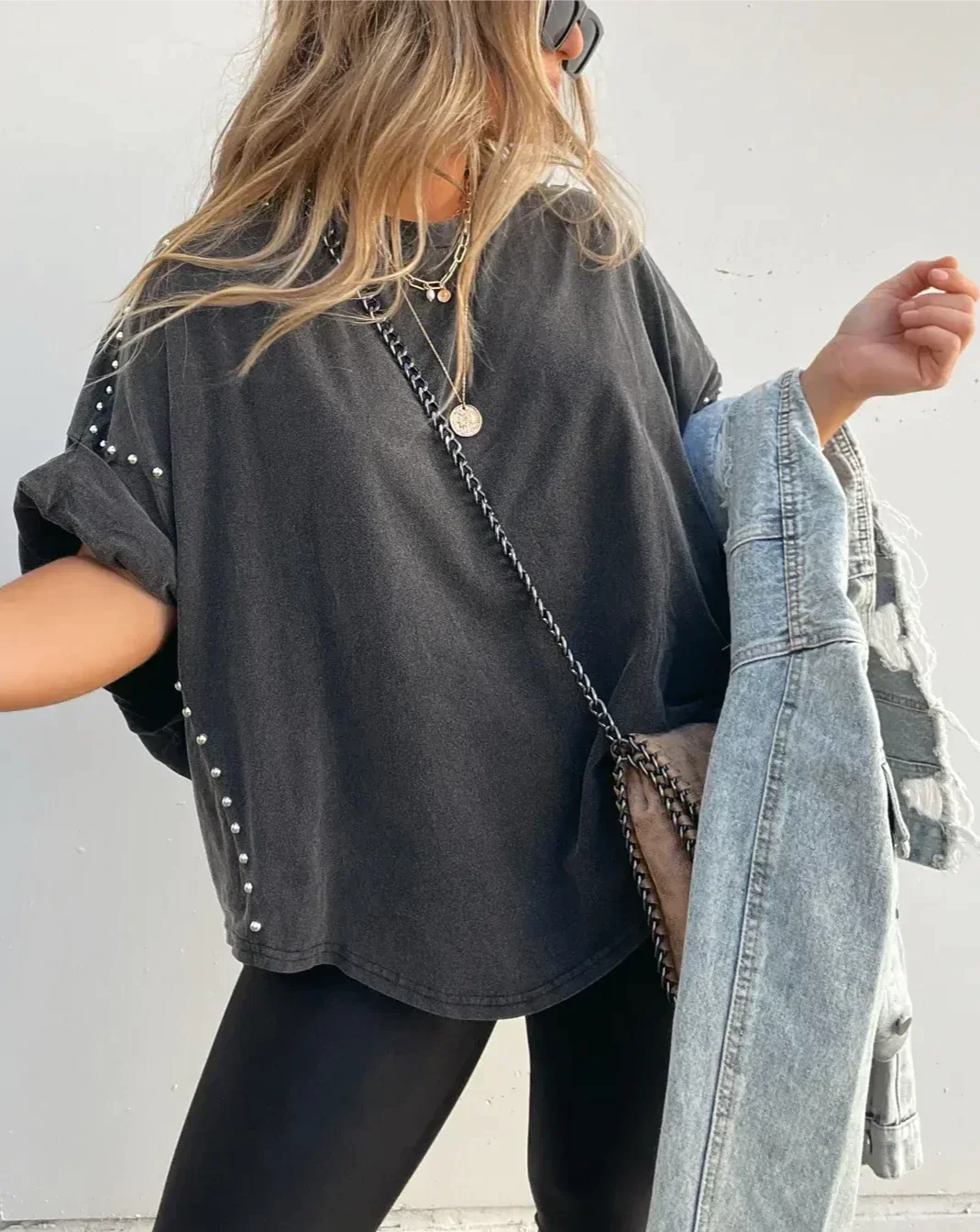 T-Shirt Femme Oversize Orné de Clous – Coupe Boyfriend Décontractée