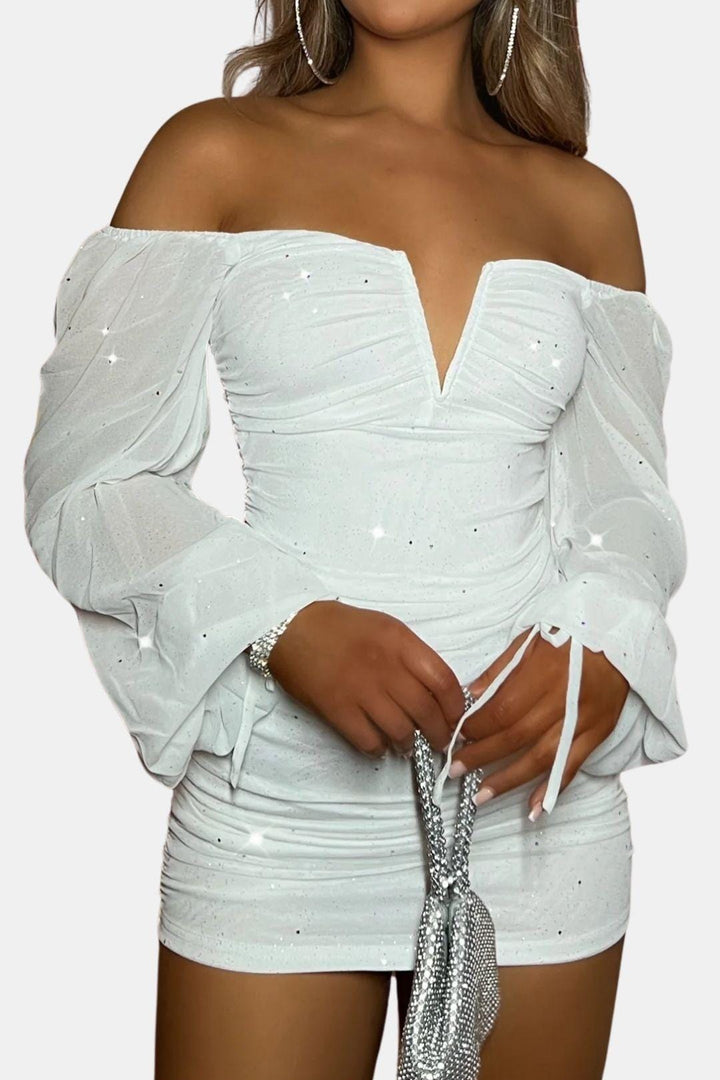 Mini-Kleid für Damen mit langen Ärmeln – tailliert mit Herz-Ausschnitt