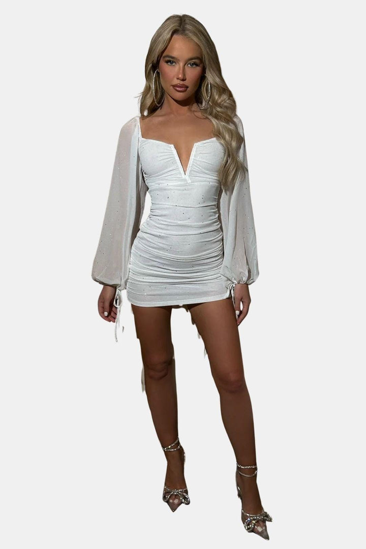 Mini-Kleid für Damen mit langen Ärmeln – tailliert mit Herz-Ausschnitt